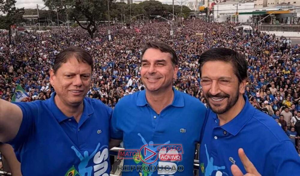 Flávio Bolsonaro declara que 'o mal será expulso do Brasil este ano' em grande evento