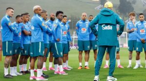Ancelotti surpreende e testa Rayan e Léo Pereira em último ensaio da Seleção