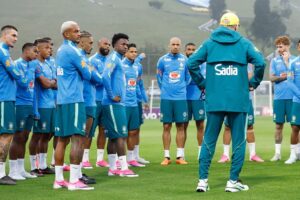 Ancelotti surpreende e testa Rayan e Léo Pereira em último ensaio da Seleção