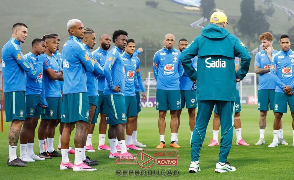 Ancelotti surpreende e testa Rayan e Léo Pereira em último ensaio da Seleção