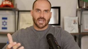 Eduardo Bolsonaro rebate boatos sobre suposta substituição do sistema PIX