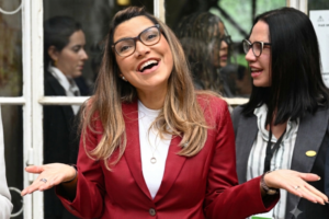 Pesquisa aponta rejeição de 52% à atuação de Janja da Silva no governo federal