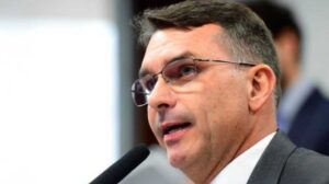 Flávio Bolsonaro articula para afastar Alexandre de Moraes de processos sobre Master e Vorcaro