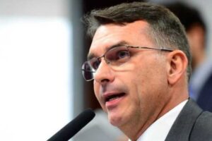 Flávio Bolsonaro articula para afastar Alexandre de Moraes de processos sobre Master e Vorcaro