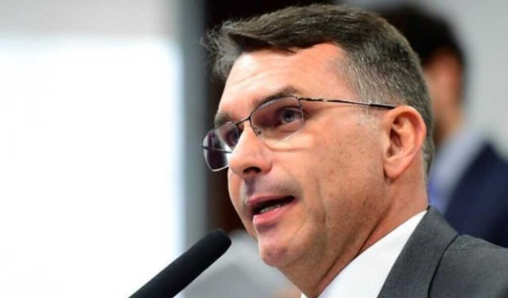 Flávio Bolsonaro articula para afastar Alexandre de Moraes de processos sobre Master e Vorcaro