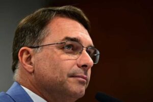 Flávio Bolsonaro lidera intenções de voto para a presidência em Goiás segundo Numen Data
