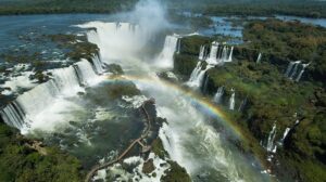 Resgate arriscado: turista salta em área proibida das Cataratas do Iguaçu por celular