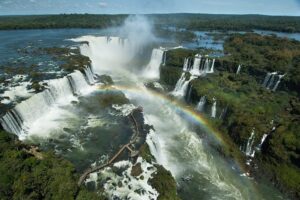 Resgate arriscado: turista salta em área proibida das Cataratas do Iguaçu por celular