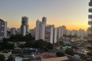 Umidade do ar em Cuiabá despenca para 25% com máximas de 35ºC e alerta do Inmet
