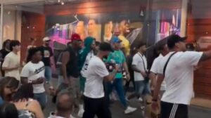 Shopping nos Estados Unidos para após sósia de Neymar iludir torcedores.