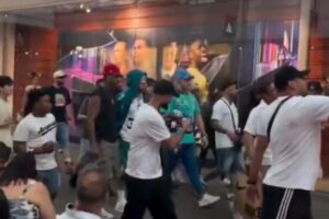 Shopping nos Estados Unidos para após sósia de Neymar iludir torcedores.