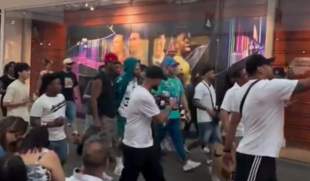 Shopping nos Estados Unidos para após sósia de Neymar iludir torcedores.