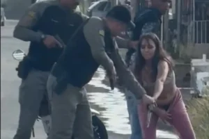 PMGO flagra mulher com pistola 9mm em partes íntimas na Cidade Ocidental nesta quinta.