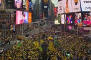 Festa brasileira transforma Times Square em mar verde e amarelo na véspera da Copa