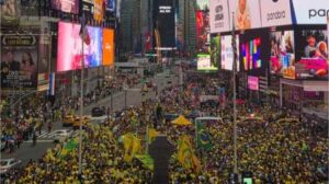 Festa brasileira transforma Times Square em mar verde e amarelo na véspera da Copa
