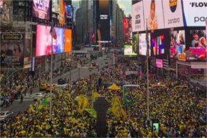 Festa brasileira transforma Times Square em mar verde e amarelo na véspera da Copa