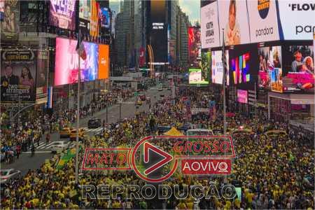 Festa brasileira transforma Times Square em mar verde e amarelo na véspera da Copa