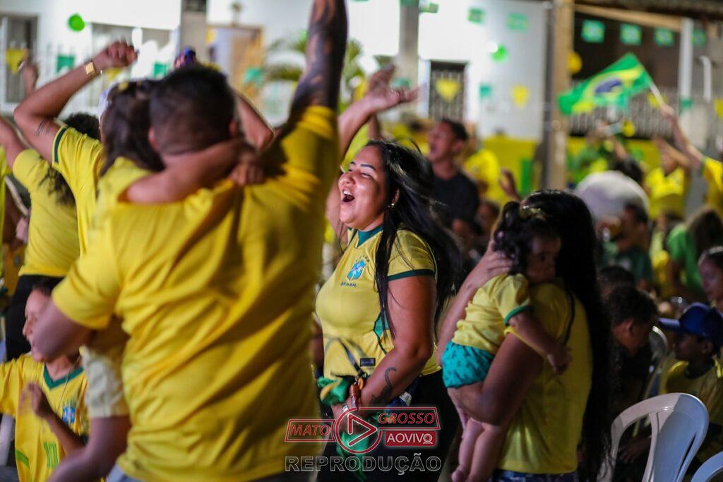 Prefeitura de Cuiabá instala telão e une moradores da Rua Ponta Grossa na estreia do Brasil.