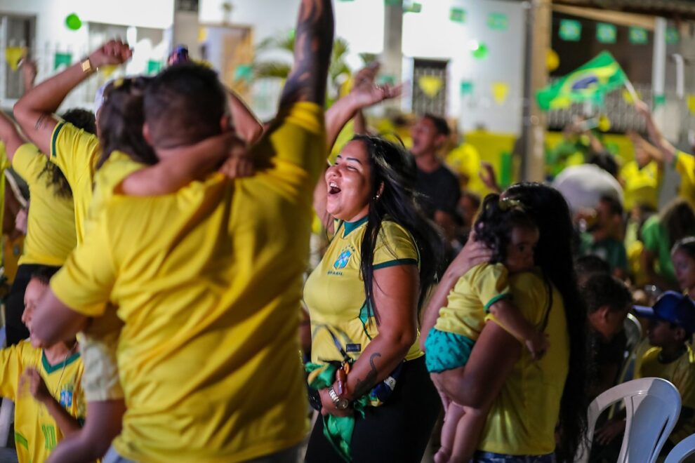 Prefeitura de Cuiabá instala telão e une moradores da Rua Ponta Grossa na estreia do Brasil.