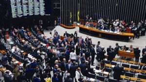 Câmara dos Deputados define relator para votação do fim da escala 6x1 nesta terça-feira