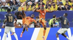 No apagar das luzes, Costa do Marfim bate Equador e estreia forte na Copa.
