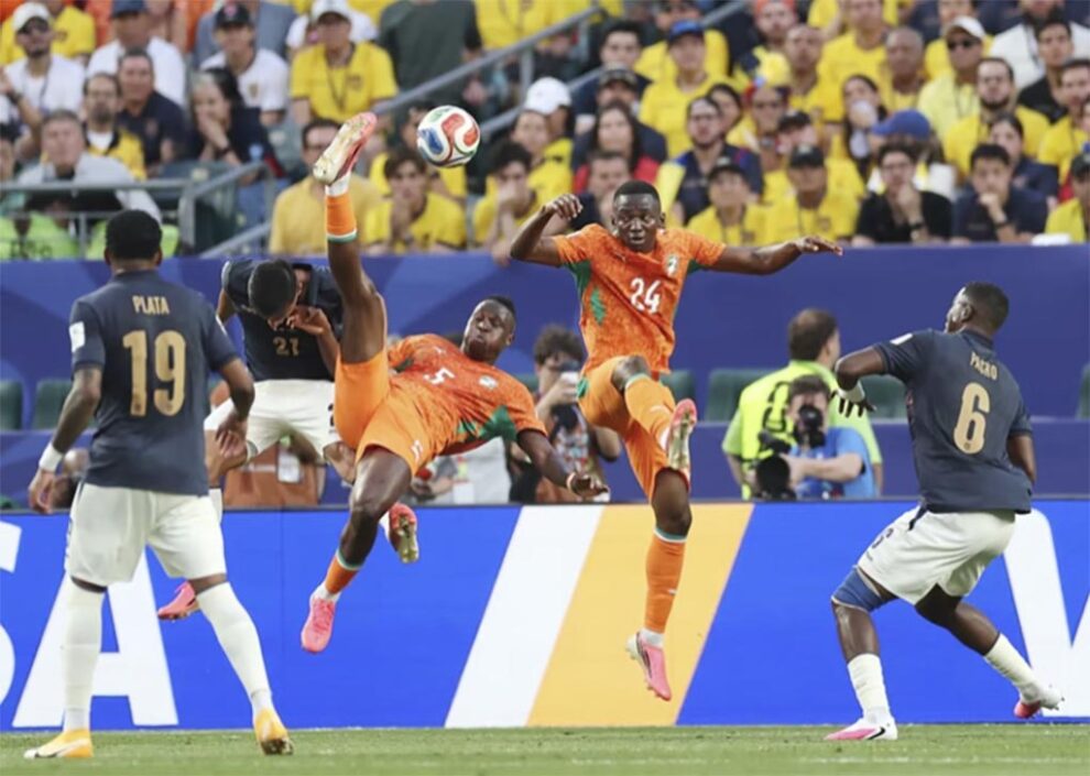 No apagar das luzes, Costa do Marfim bate Equador e estreia forte na Copa.