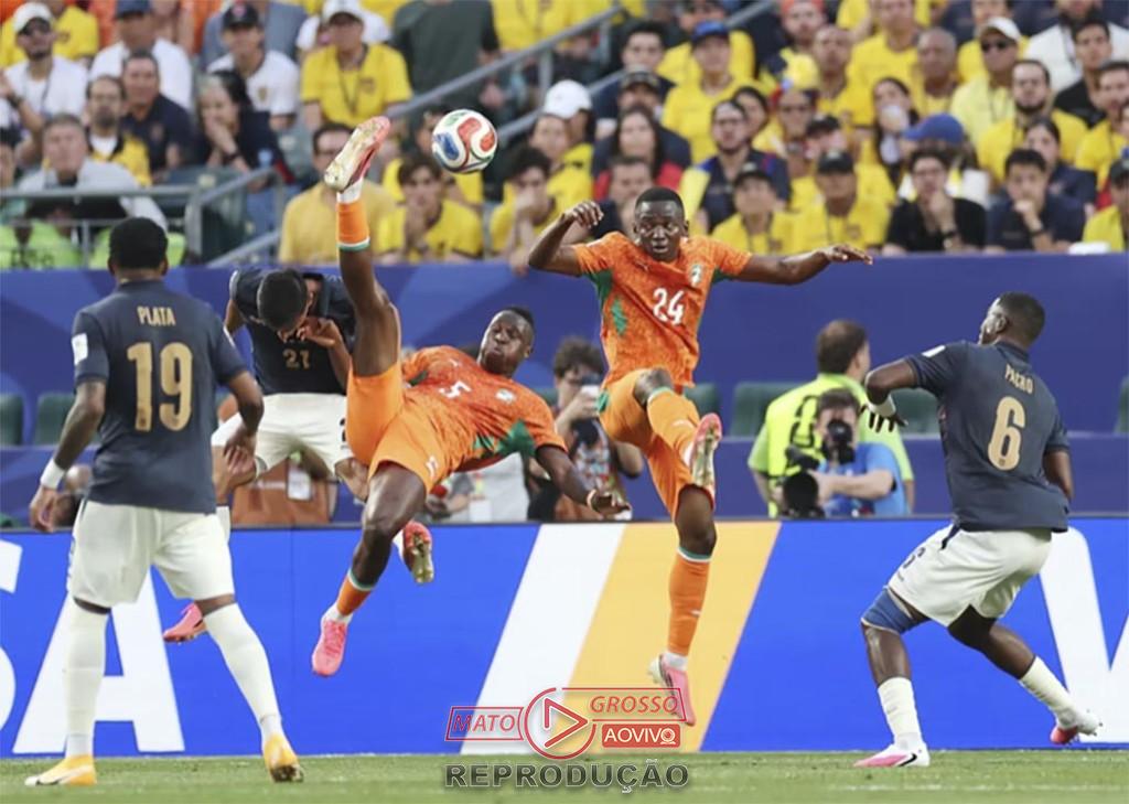 No apagar das luzes, Costa do Marfim bate Equador e estreia forte na Copa.