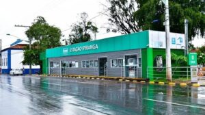 Passageiros imobilizam homem suspeito de importunação sexual dentro de ônibus em Cuiabá