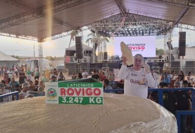 O maior queijo frescal do Brasil é de Curvelândia, com 3.247 kg e novo recorde.