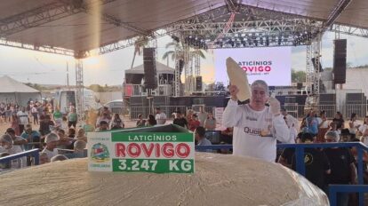 O maior queijo frescal do Brasil é de Curvelândia, com 3.247 kg e novo recorde.