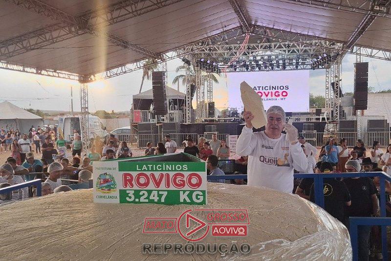 O maior queijo frescal do Brasil é de Curvelândia, com 3.247 kg e novo recorde.