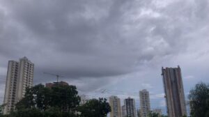 Frente fria persiste e mantém temperaturas amenas em Cuiabá por mais dias