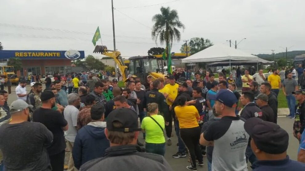 Câmara aprova anistia de multas para caminhoneiros e fixa piso salarial de R$ 5 mil