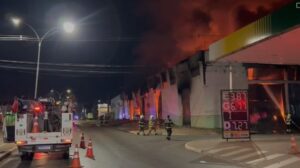 Incêndio de grandes proporções consome anexo da Secretaria de Educação em Várzea Grande
