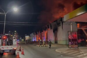 Incêndio de grandes proporções consome anexo da Secretaria de Educação em Várzea Grande