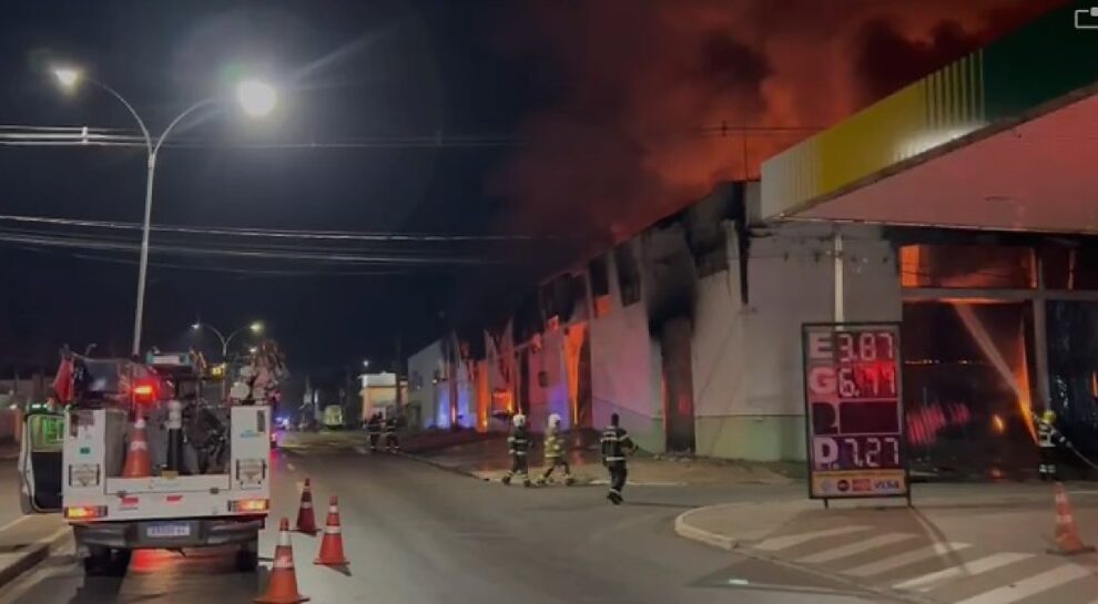 Incêndio de grandes proporções consome anexo da Secretaria de Educação em Várzea Grande