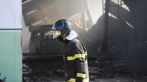 Mega incêndio devasta depósito da Educação em Várzea Grande; bombeiros usam 70 mil litros de água