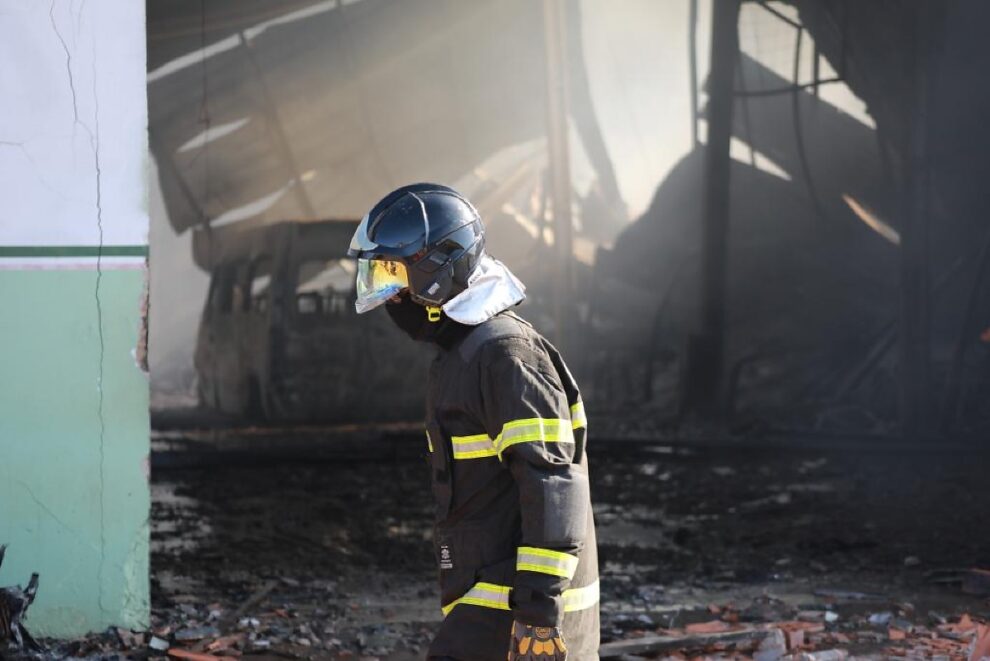 Mega incêndio devasta depósito da Educação em Várzea Grande; bombeiros usam 70 mil litros de água