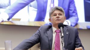 Deputado Medeiros rebate Lula e o classifica como "malandro" após fala no G7