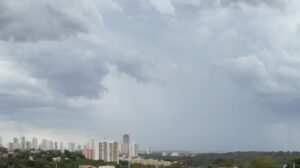 Cuiabá: alerta de tempestade e queda de mais de 10°C marcam virada no tempo