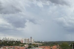 Cuiabá: alerta de tempestade e queda de mais de 10°C marcam virada no tempo