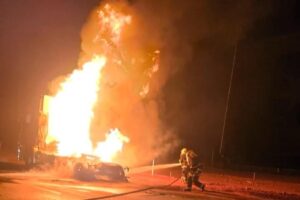Chamas devastam caminhão na Br-163 em Nova Mutum; bombeiros usam 4 mil litros de água