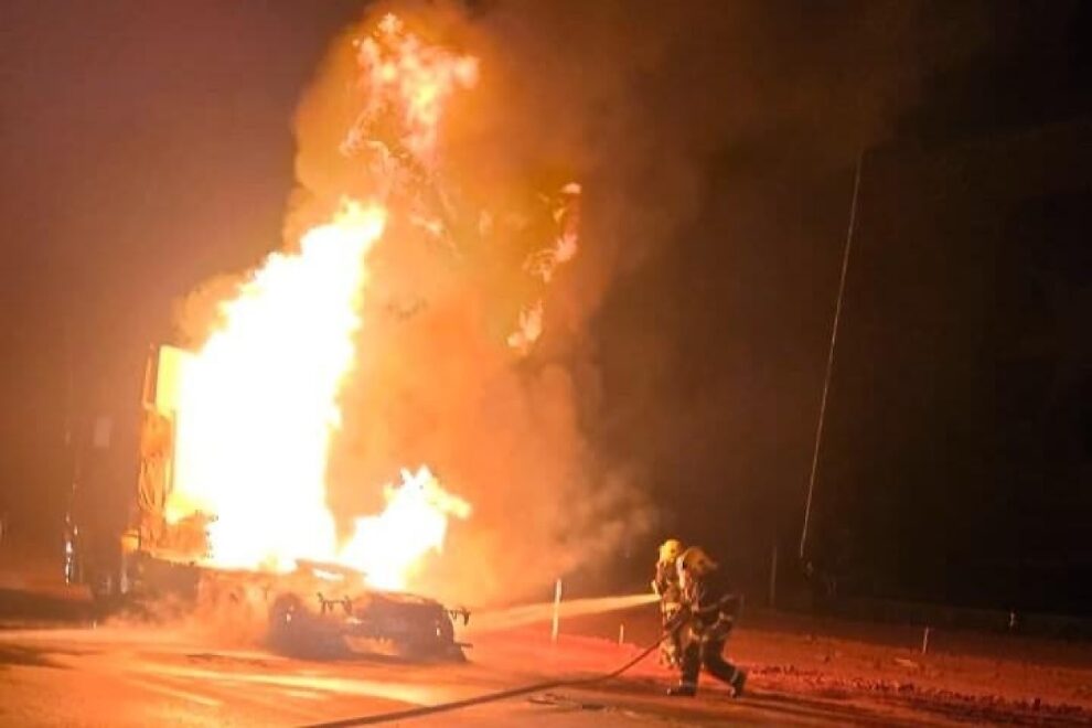 Chamas devastam caminhão na Br-163 em Nova Mutum; bombeiros usam 4 mil litros de água