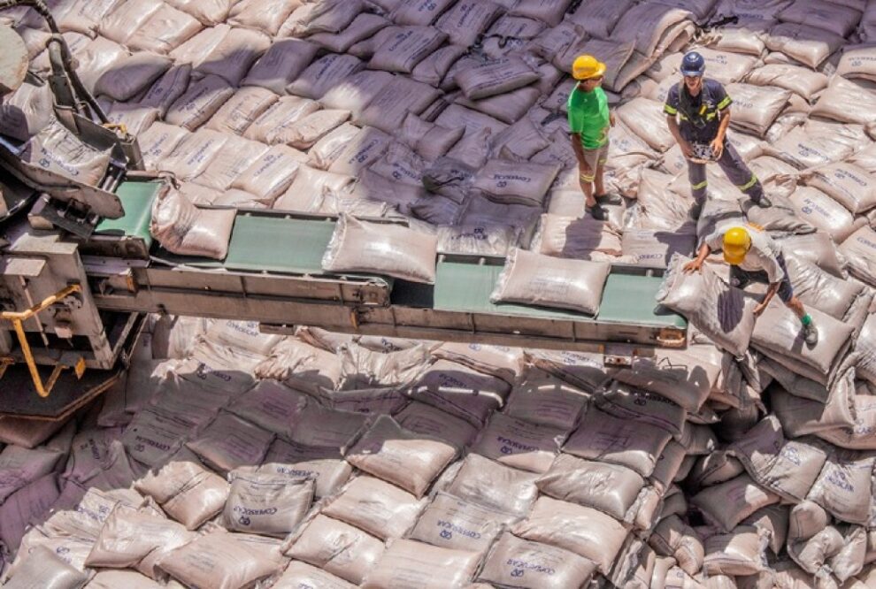 Brasil mantém liderança global com exportação massiva de açúcar pelos portos
