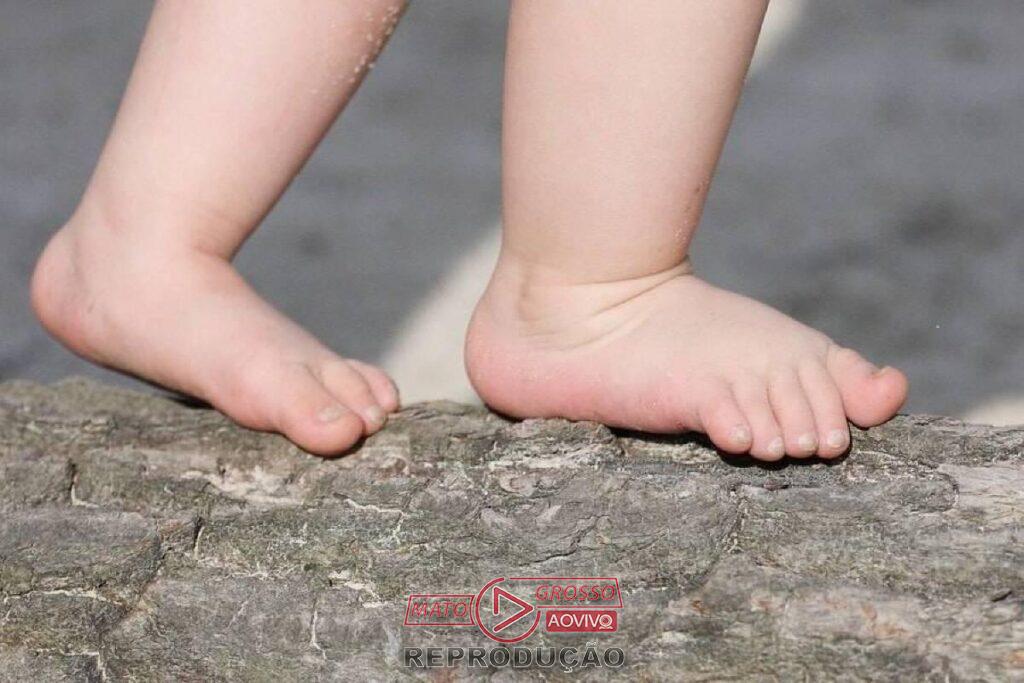 Bebê de um ano é encontrado sozinho na rua de madrugada em Mato Grosso