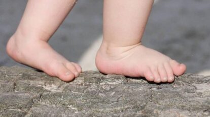 Bebê de um ano é encontrado sozinho na rua de madrugada em Mato Grosso