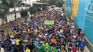 Marcha para Jesus em Cuiabá mobiliza fiéis com expectativa pela chegada de Flávio Bolsonaro
