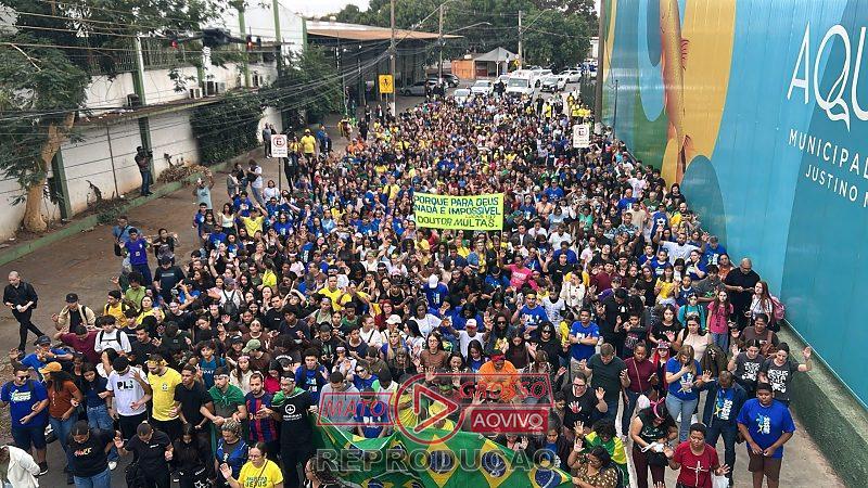Marcha para Jesus em Cuiabá mobiliza fiéis com expectativa pela chegada de Flávio Bolsonaro