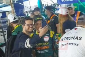 Pilotos da Stock Car recebem carinho de fãs em Cuiabá hoje (20); assista ao vídeo.