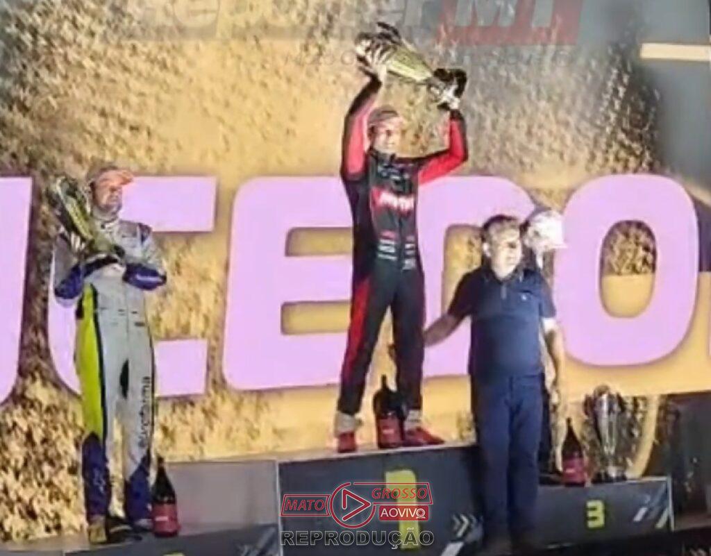 Nelsinho Piquet conquista vitória desafiadora na Stock Car em Cuiabá e recebe troféu de Mauro Mendes